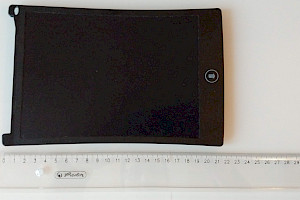 DAs angmno LCD-Tablet neben einem Lineal zur Größenbestimmung