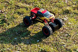 Revell Monstertruck bei der Ausfahrt auf Wiese