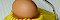 Ein gelber Eierschneider mit eingelegtem Ei (mit Schale) - ©EME / Pixabay