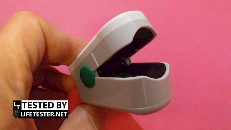 Medisana PM 100 connect Pulsoximeter - Erfahrungsbericht Oximeter offen, Ansicht von vorne - © LIFETESTER