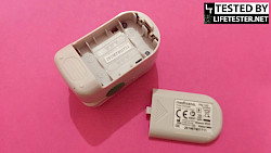 Test - Medisana PM 100 connect Pulsoximeter geöffnetes Batteriefach - © www.lifetester.net