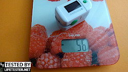 Das Oximeter auf der Waage - 56 Gramm - © www.lifetester.net