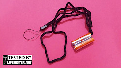 Test - Medisana PM 100 connect Pulsoximeter Das Halteband und Batterien - © www.lifetester.net