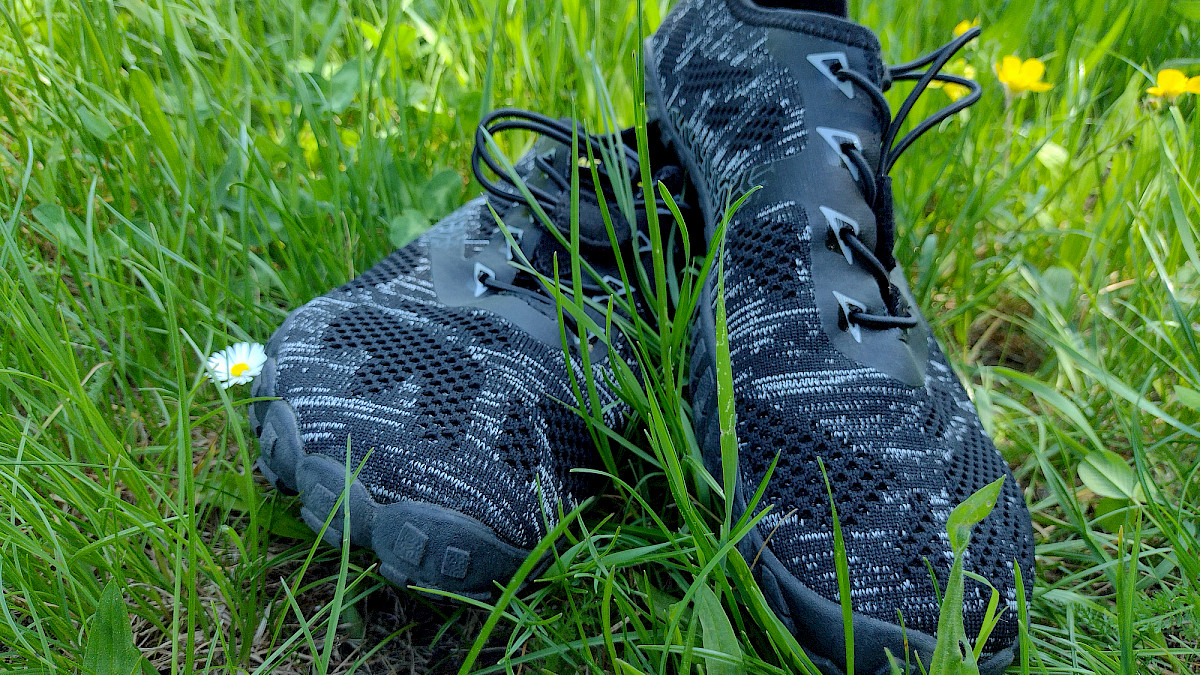 Die Barfußschuhe im Gras, nach der ersten Wanderung auf Schotter