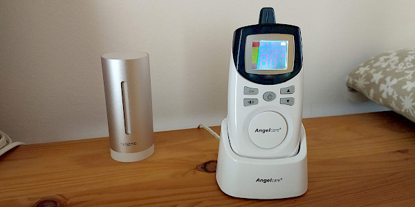Angelcare Babyphone - Eltern-Gerät neben Netatmo Sensor