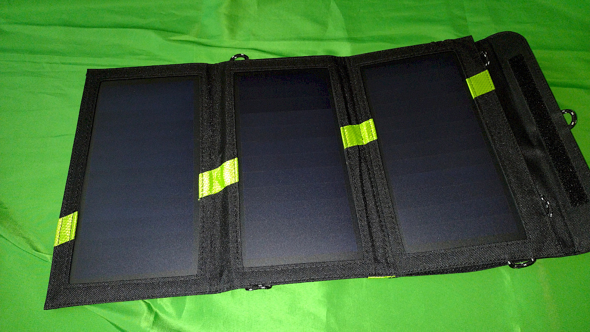 Das X-Dragon 20W Solarladegerät aufgeklappt