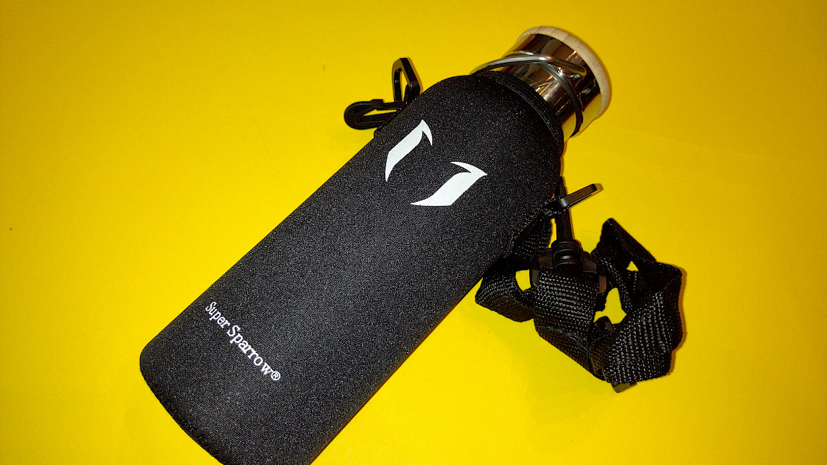 Super Sparrow Edelstahl-Trinkflasche mit Neoprenhülle und Tragegurt und Drehverschluss