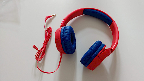 JBL JR300 Kinder-Kopfhörer in Rot mit blauen Farbapplikationen