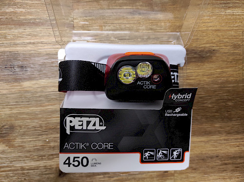 So wird die Petzl Actik Core geliefert