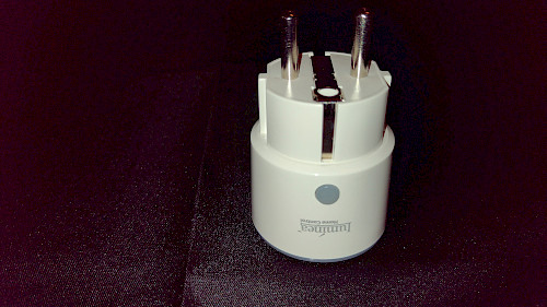 Luminea Home Control WLAN Steckdose in Seitenansicht mit Schalter