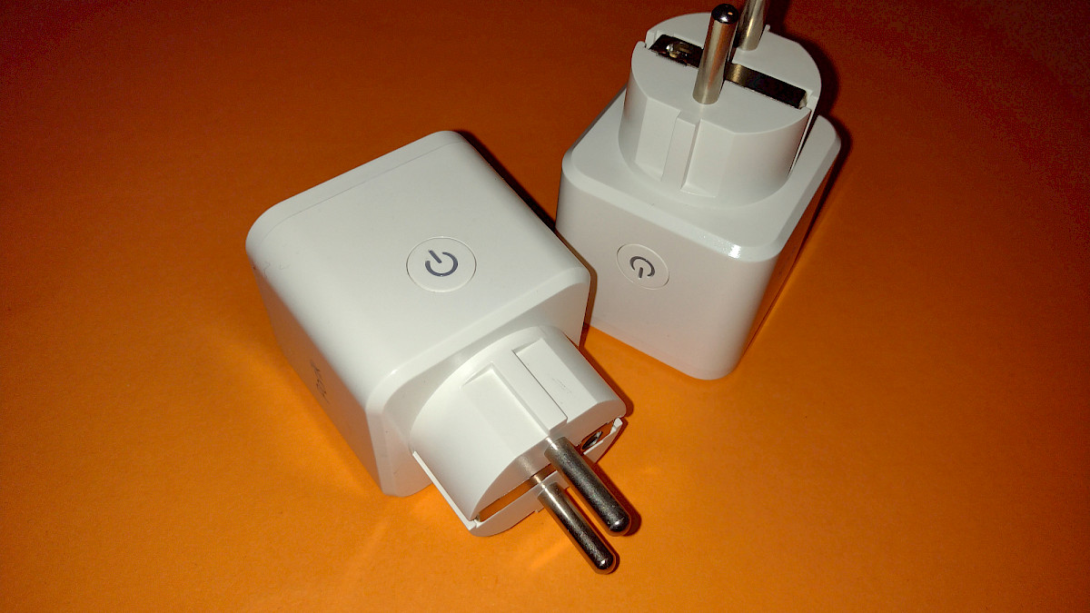 The 2 Porik Smart Plugs from the double pack in detail