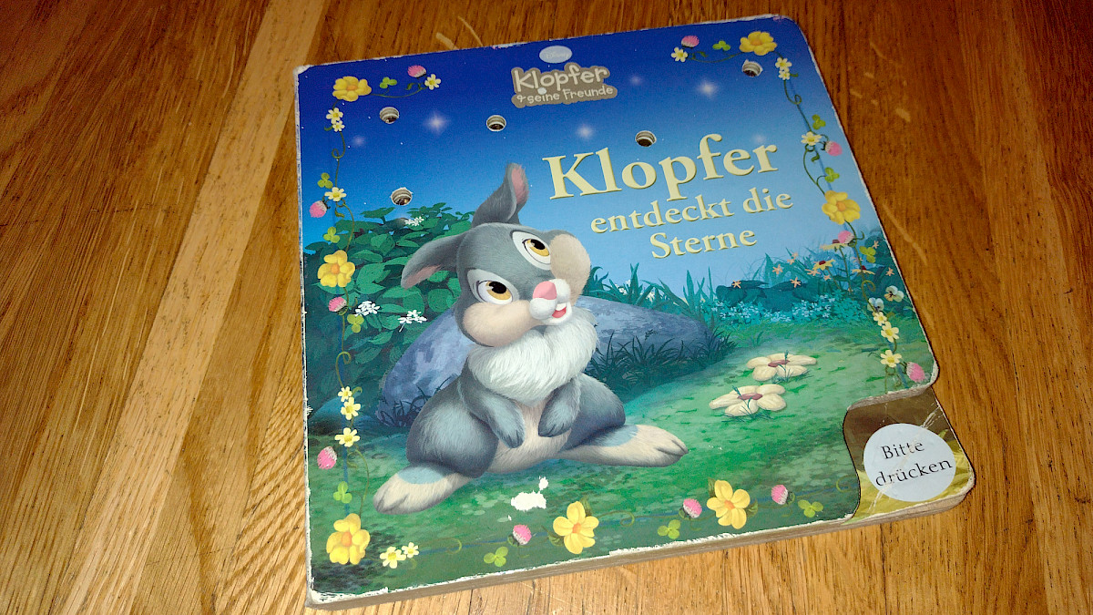 Die Titelseite des bezaubernden Kinderbuches - Klopfer entdeckt die Sterne