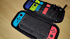 Die Switch Tasche befüllt mit Konsole, Dockingstation, 2 Joy-Cons und 4 Straps