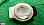 Das Bild zeigt den OXO Grip Eierschneider von oben, wodurch man die ovale Form, die Schneidedrähte und den rutschfesten Griff erkennen kann. 