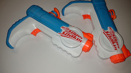 Die zwei Hasbro Super Soaker Piranha aus meinem Test