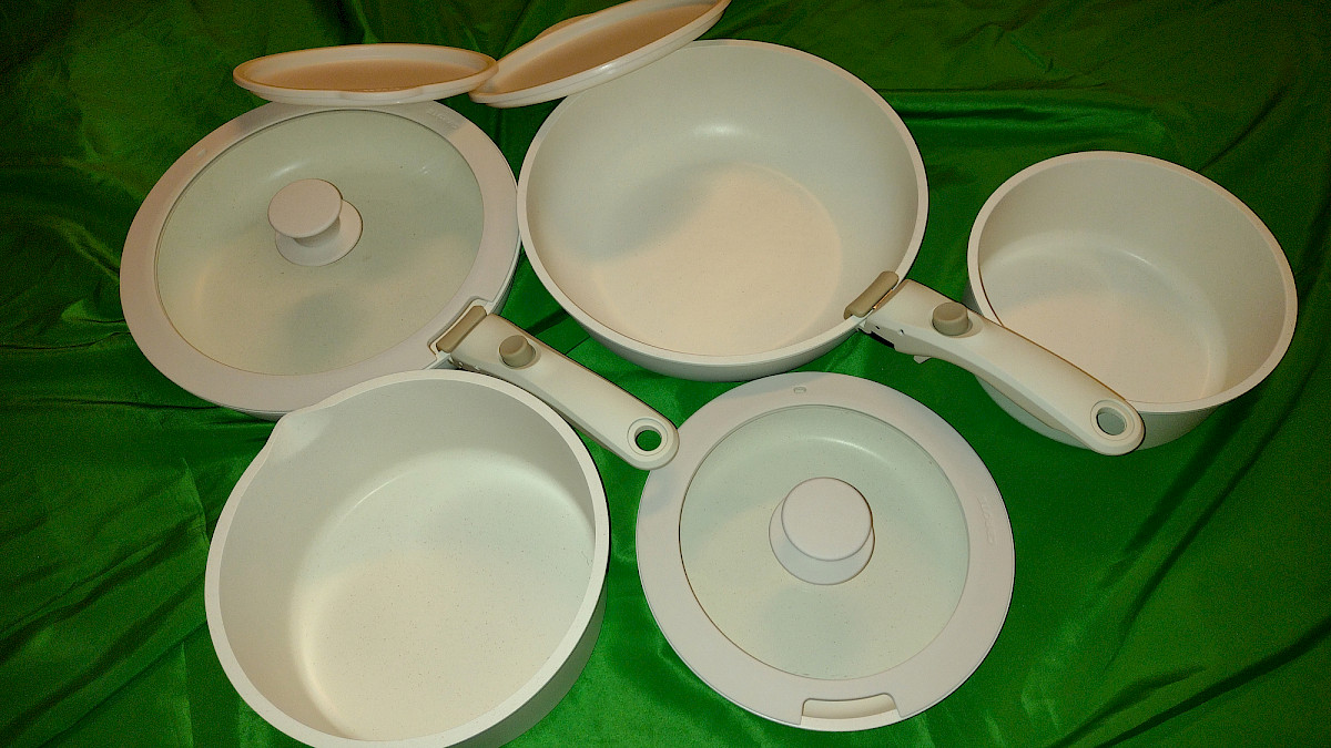 The 11-piece pan set from Carote - all parts of the scope of delivery