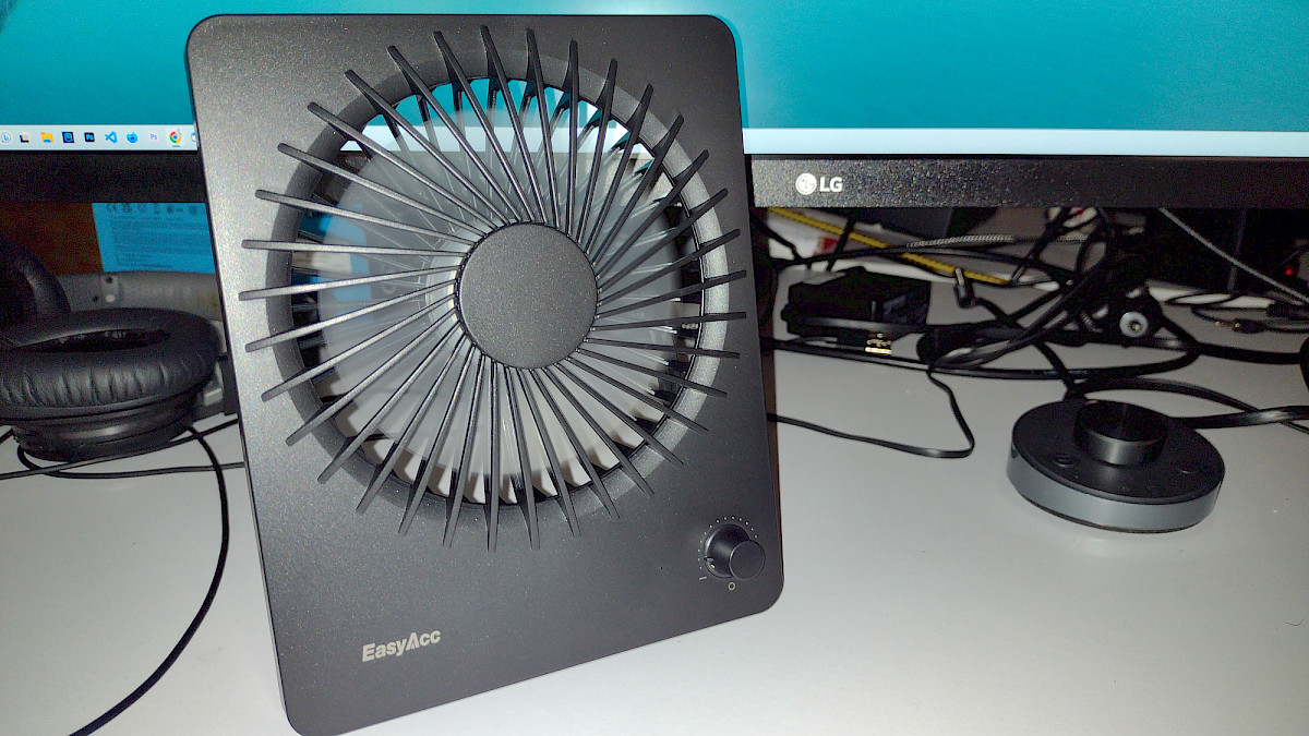 The EasyAcc table fan in operation