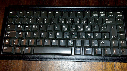 Die CHERRY Tastatur mit integriertem optischen Trackball G84-4400