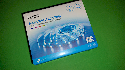 Verpackung des TP-Link Tapo Smart Wi-Fi Light Strip, auf der die wesentlichen Produktmerkmale und die Kompatibilität mit Sprachassistenten hervorgehoben werden.