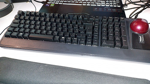 Das Bild zeigt eine mechanische Tastatur mit einem deutschen QWERTZ-Layout, inklusive eines Nummernblocks und einem roten Trackball rechts oben.