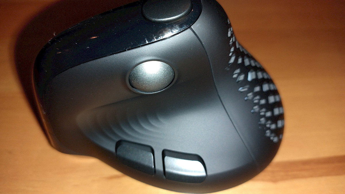 Die Seitenansicht offenbart die durchdachte Ergonomie mit den Noppen-Griffflächen und der optimierten Handauflage.