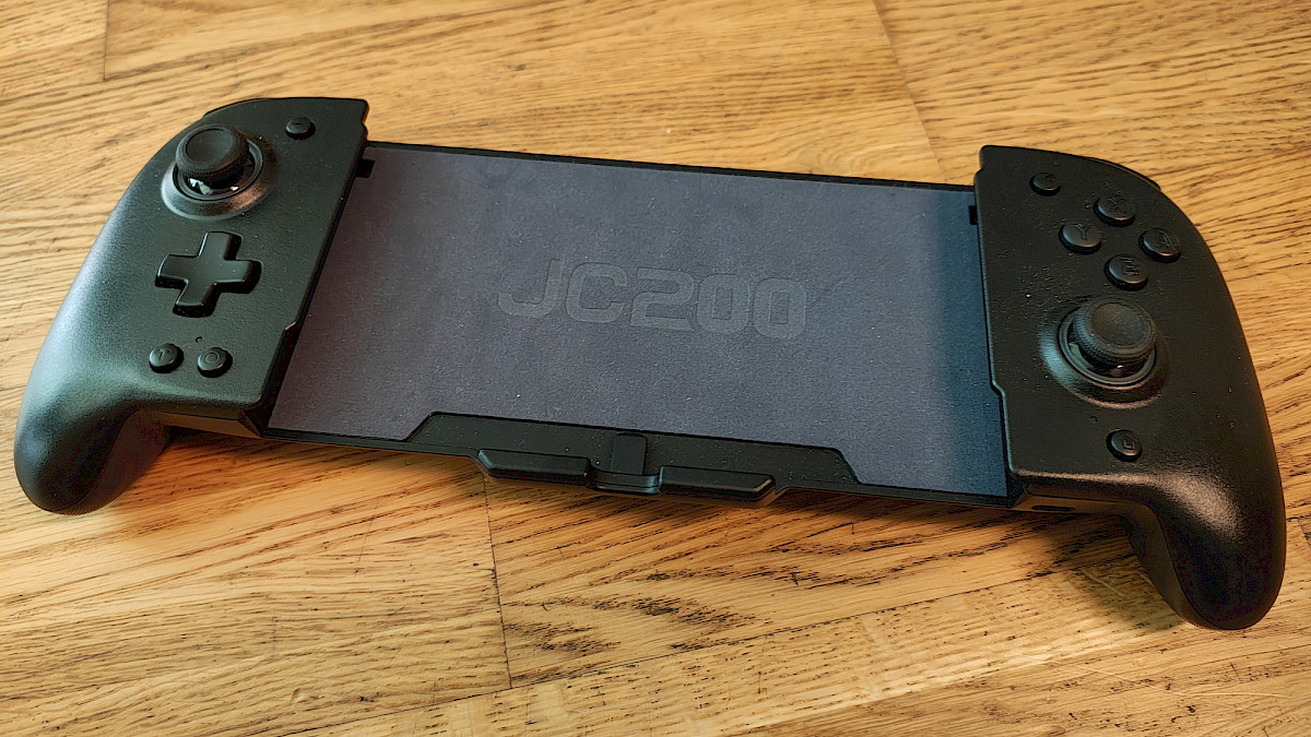 Vorderseite des Elegamefy Switch Pro Controllers im ausgeschalteten Zustand – gut sichtbar sind die Joysticks, das Steuerkreuz und die Tastenanordnung sowie die Modellbezeichnung „JC200“ auf dem Mittelteil.
