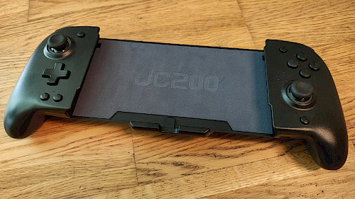 Vorderseite des Elegamefy Switch Pro Controllers im ausgeschalteten Zustand – gut sichtbar sind die Joysticks, das Steuerkreuz und die Tastenanordnung sowie die Modellbezeichnung „JC200“ auf dem Mittelteil.