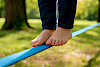 Slackline fördert Körpergefühl und Konzentration – und macht aus dem Garten einen kleinen Abenteuerspielplatz.
