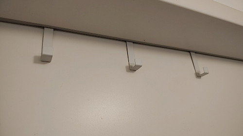 Mehrere Haken nebeneinander – zeigen, wie flexibel man sie kombinieren kann, um zusätzlichen Stauraum zu schaffen.