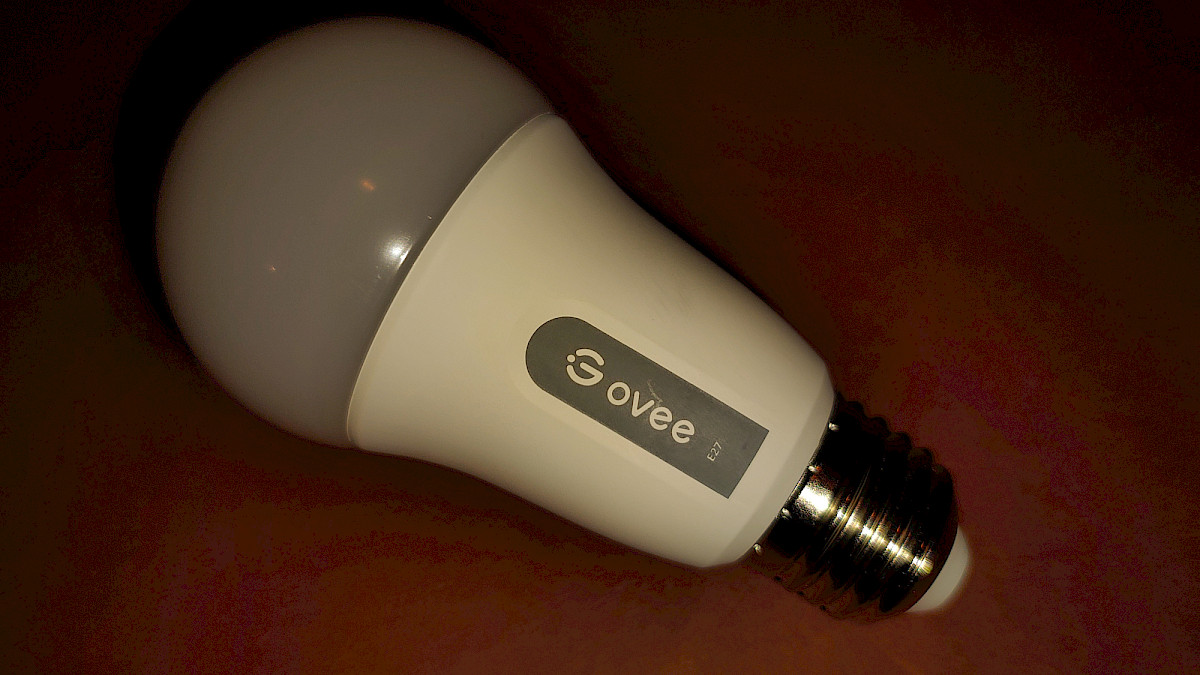 Einzelne Govee Smart Glühbirne E27 mit sichtbarem Logo.