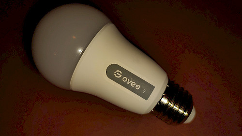 Einzelne Govee Smart Glühbirne E27 mit sichtbarem Logo.