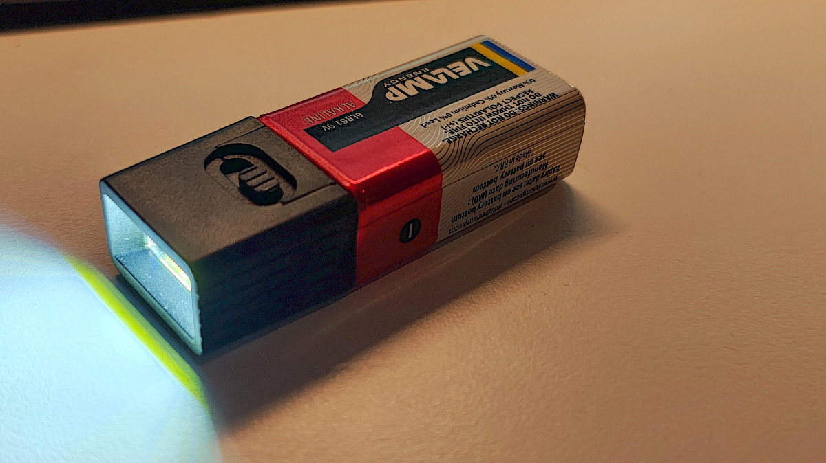 Lampe im Betrieb – gleichmäßiges, helles Licht dank COB-LED-Technologie, ideal für kurze Distanzen.