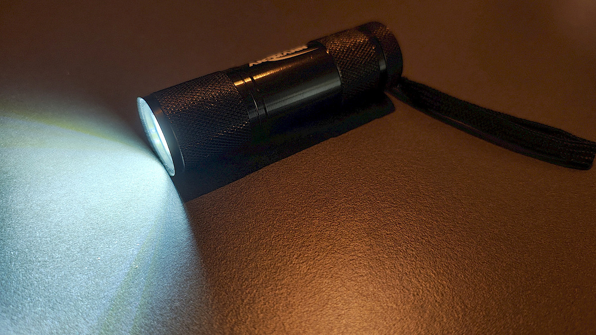 Lampe im Betrieb – gleichmäßige, helle Ausleuchtung für kurze Distanzen.