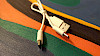 Mitgeliefertes USB-C Ladekabel mit zwei Anschlüssen.