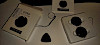 Lieferumfang – zwei Tracker, Lanyards und Schlüsselring im Tray der Verpackung.