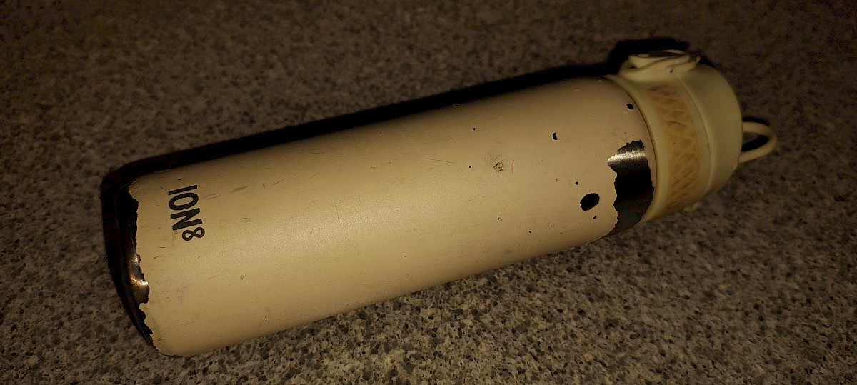 Ion8 Edelstahl-Trinkflasche nach 3 Jahren Dauereinsatz – deutliche Lackabplatzer, aber noch voll funktionsfähig.