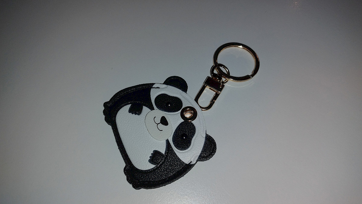 Vorderseite der Panda Schutzhülle – niedliches Panda-Design aus Kunstleder, mit stabilem Schlüsselring und Karabiner.