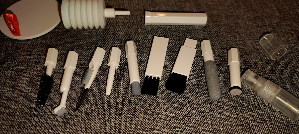 Das komplette Set in voller Ausstattung: verschiedene Bürsten, Präzisionsspitzen, Blasebalg und Sprühflasche – für jede Reinigungsaufgabe das passende Tool.