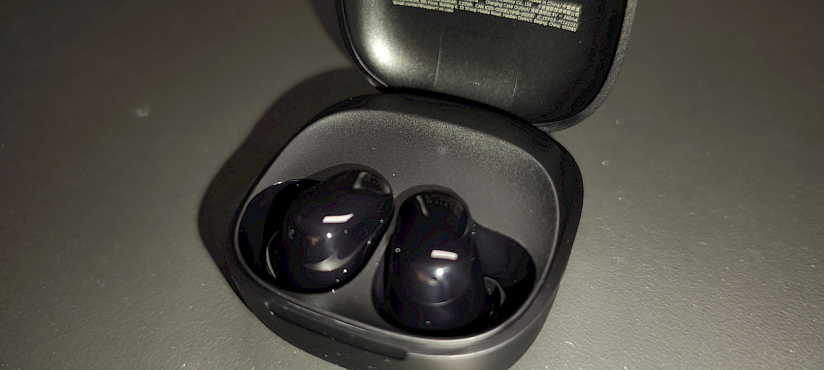 Ein Blick ins geöffnete Ladecase: Die Ohrhörer sitzen magnetisch gesichert in der Ladeschale.