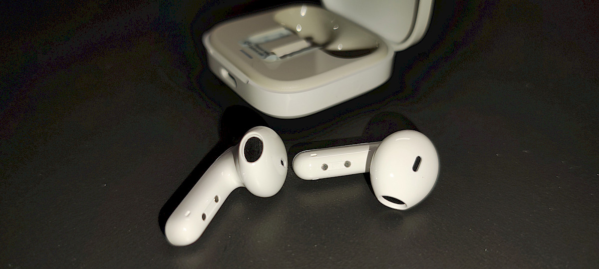 Produktbild zum Produkttest Redmi Buds 6 Active im Test 2025 von Lifetester - Hauptbild Die Redmi Buds 6 Active im Detail – glänzende Oberfläche, leichter Stiel und offenes Ohrdesign für angenehmen Tragekomfort.