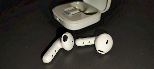 Die Redmi Buds 6 Active im Detail – glänzende Oberfläche, leichter Stiel und offenes Ohrdesign für angenehmen Tragekomfort.