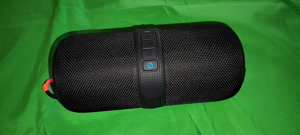 Produktbild zum Produkttest HUO JI X2 Bluetooth Lautsprecher im Test von Lifetester - Hauptbild Vorderansicht des HUO JI X2 Lautsprechers im schwarzen Mesh–Design mit gummierten Kanten