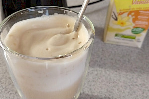 Alnatura Bio Sojadrink Vanille - Milchschaum in einem Kaffeeglas